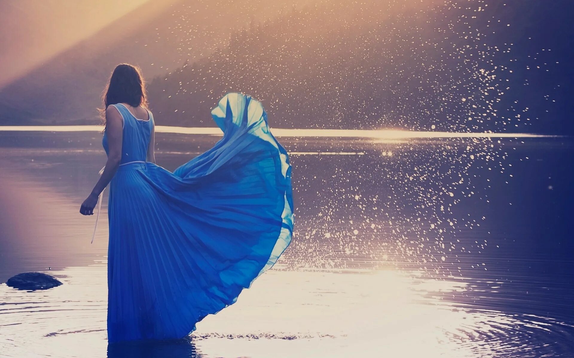 Девушка в голубом платье. Женщина в длинном платье. Девушка в синем. Девушка в синем платье. Ты стоишь в синем платье слушать