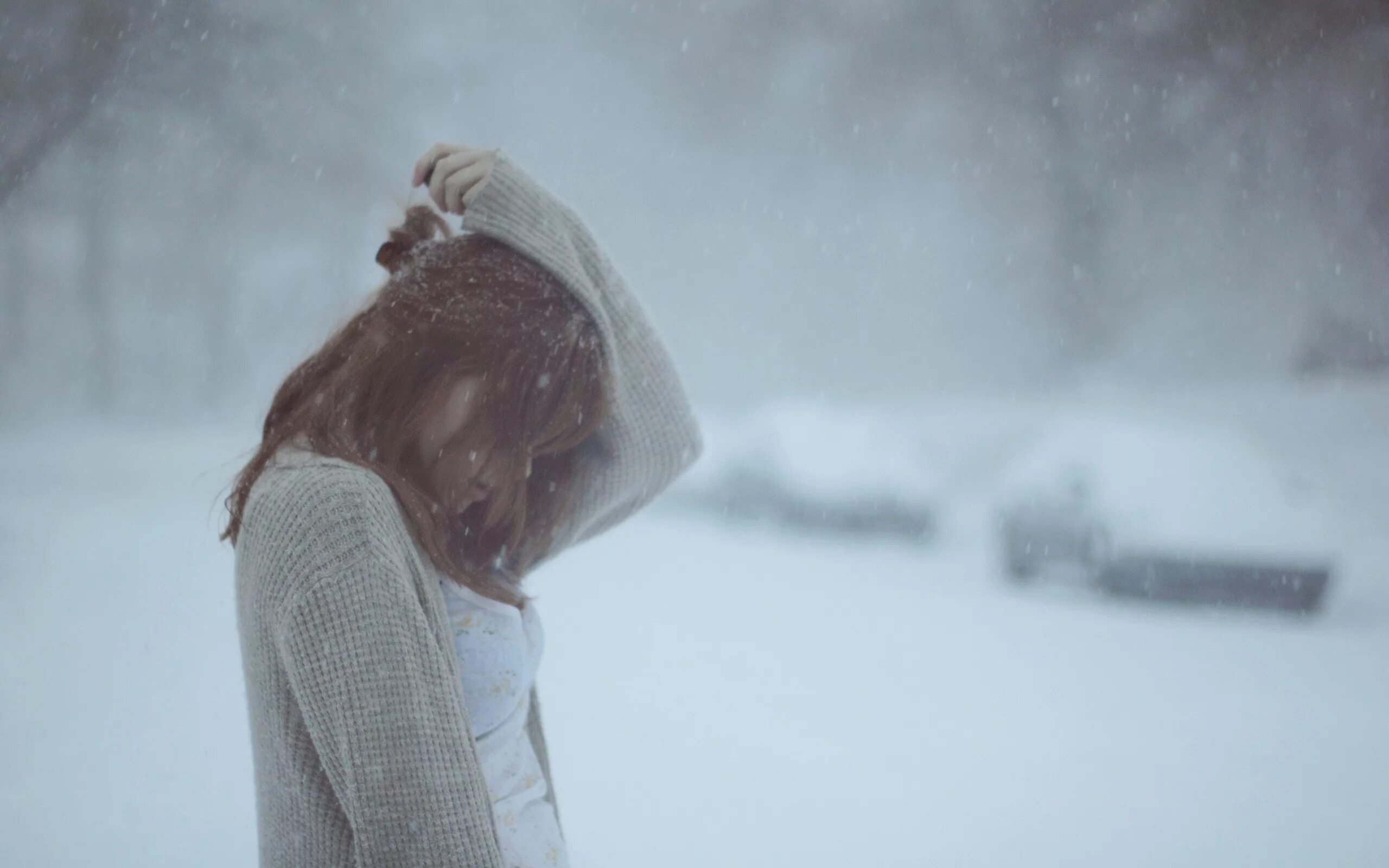 Девушка в снегу. Девушка зимой. Девушка под снегом. Грустная девушка зимой.