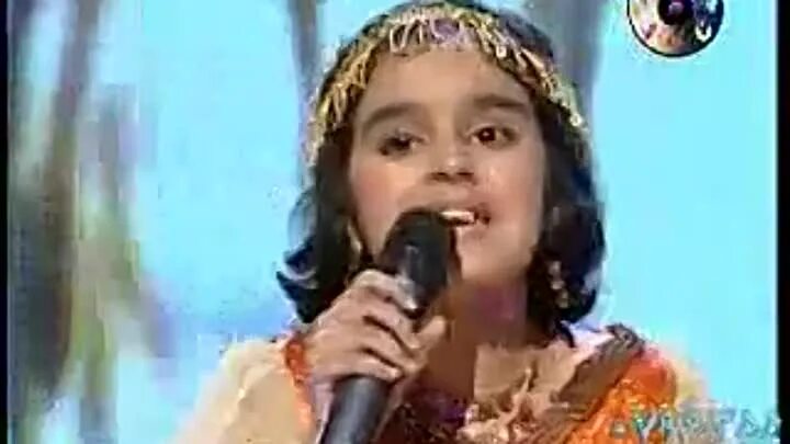 Слепая девочка поет хатуба. Слепая индийская девочка поёт-хатуба. Индийские дети поют. Девочка поет индийскую песню. Индийская девочка поёт песню.