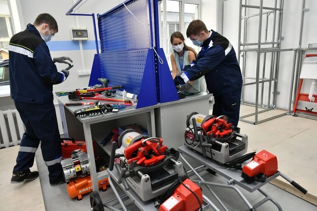 Инжиниринг презентация. Промышленные роботы и робототехнические комплексы. Направление промышленные технологии. Механизация и автоматизация производства. Роботизированные технологические комплексы.