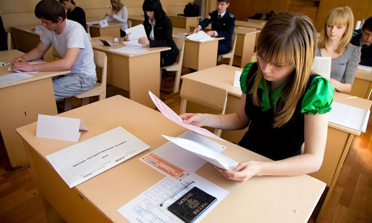 Сдать прошедший. Экзамены в школе раньше. как сдать экзамен картинки. мем про школу и экзамены. ассистент на экзамене фото.