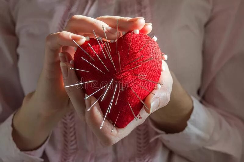 На игле. Штопальная игла и швейная игла. Может ли швейная игла дойти до сердца. Здоровье сердца. Плюшевое сердце с иглой.