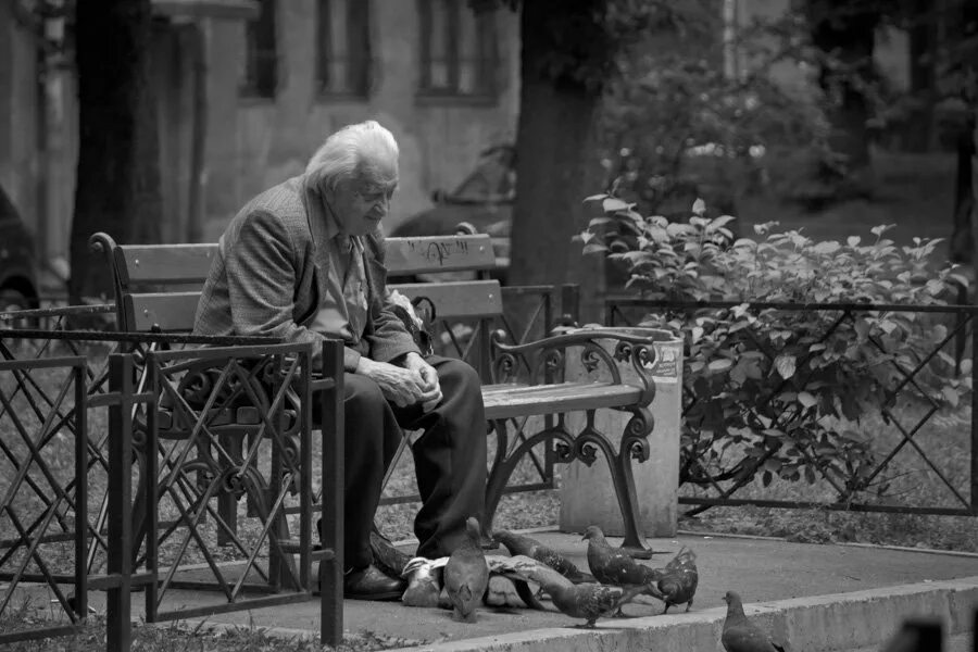 одиночество старых людей. мама ждет. одинокая старость. монолог про бабушек. одиночество старых людей.