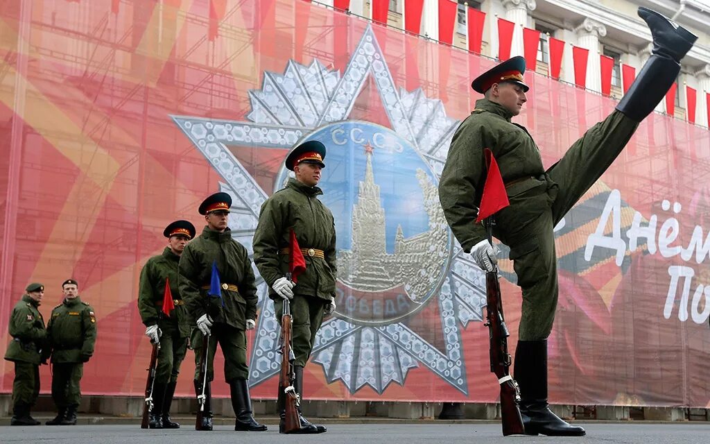 Маи шагает. Солдат со знаменем на параде. Советские солдаты на параде. Солдат с флагом. Знамя Победы на параде.