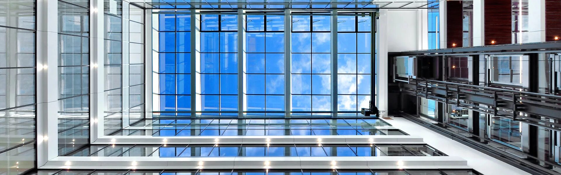 Пожарные окна в здании. Алюминиевые светопрозрачные конструкции. алюминиевые витражи. светопрозрачные конструкции из алюминиевого профиля. окна из алюминиевого профиля.