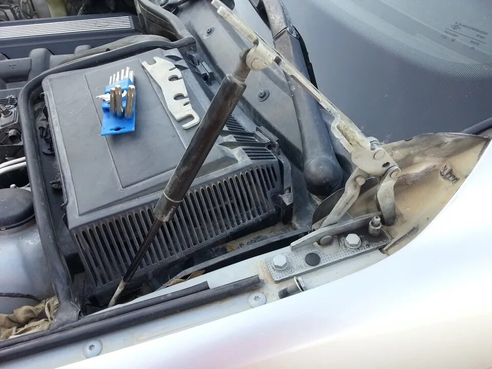 Открыть капот автомобиля. BMW e32 открытый капот. BMW f10 открывается капот. Открывание капота на скорости. Мини Купер механизм открывания капота.