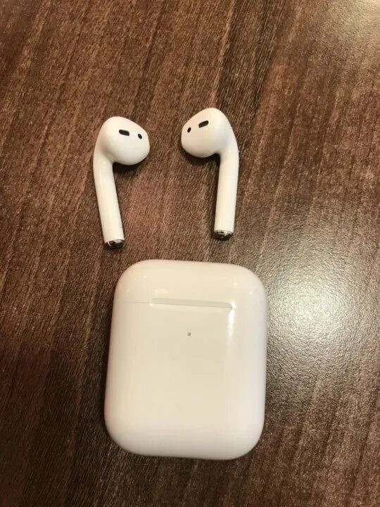 Разряжается наушники airpods. Air pods 2. Правый наушник Apple AIRPODS 1 поколения. Air pods 2 002f. Apple AIRPODS 2 зад.