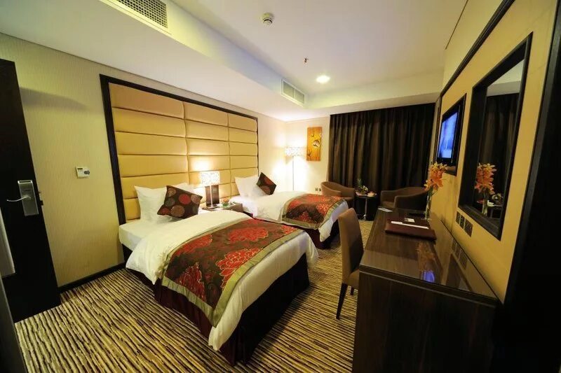 Аль хамра 4. Al Hamra Hotel 4*. ХАМРА отель Шарджа. Al Hamra Hotel Шарджа ОАЭ. Al Hamra Hotel Sharjah пляж.