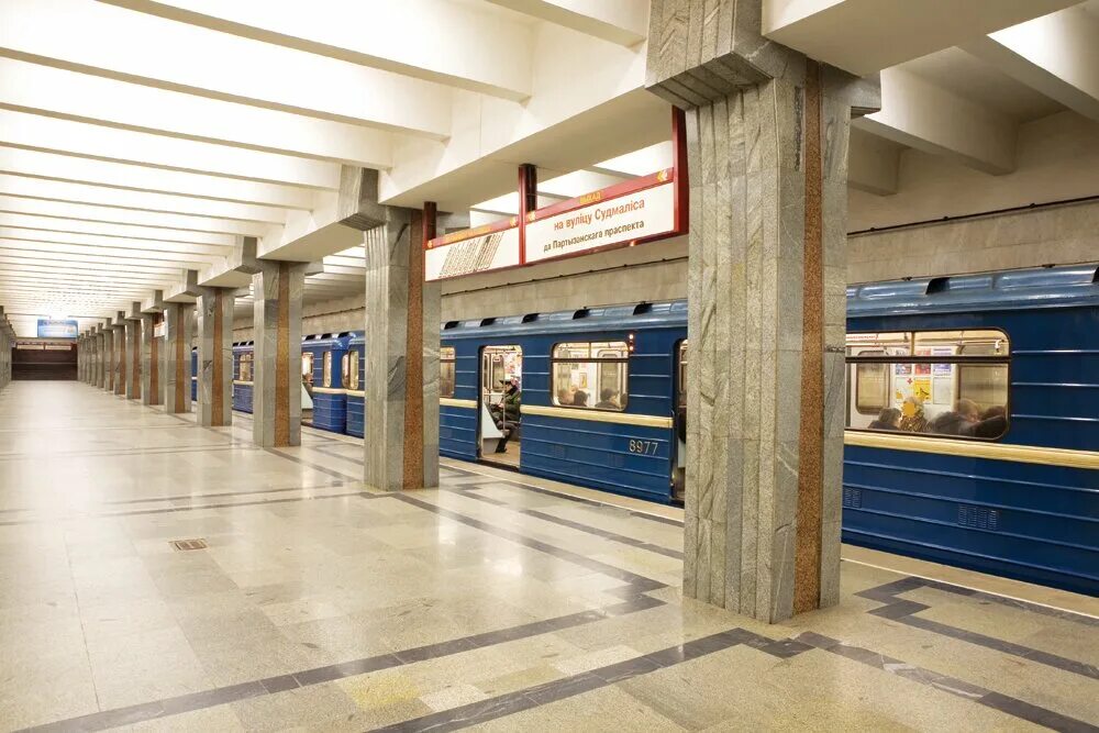 станция пролетарская минского метрополитена. станция метро пролетарская минск фото. станции метро без колонн. станция пролетарская минского метрополитена. станция метро спортивная минск.