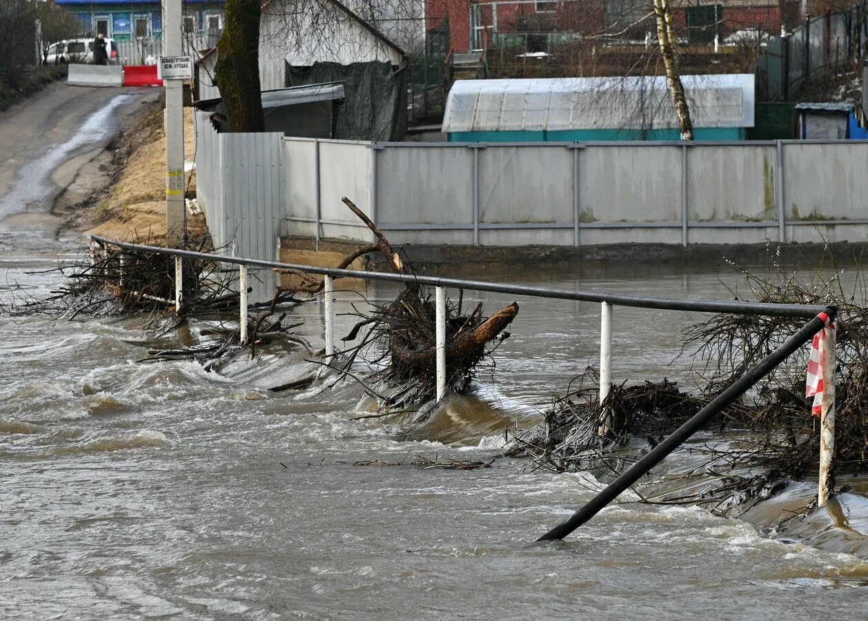 Паводок в калужской области сегодня. Половодье. Наводнение в Калужской области. Паводок Калуга. Половодье в Калужской области.