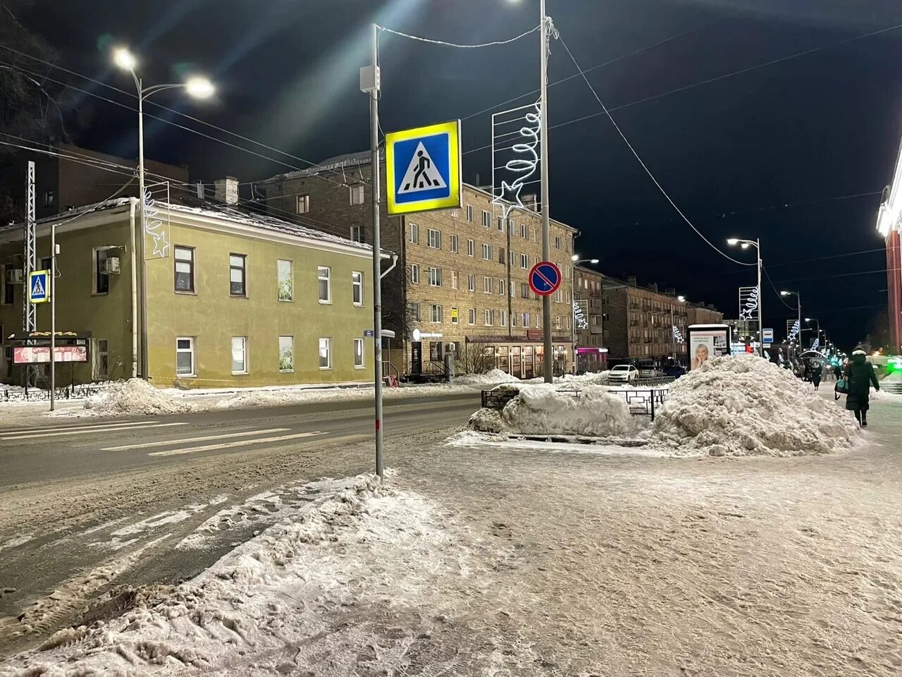 Снежный центр. Снег в центре петрозаводска. снежное центр города.