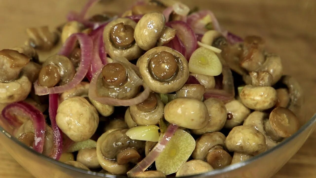 Маринованные грибы кухня наизнанку рецепты. Маринованные шампиньоны за 5 минут. маринованные грибы стали фиолетовыми. грибочки по венесуэльски. шампик.