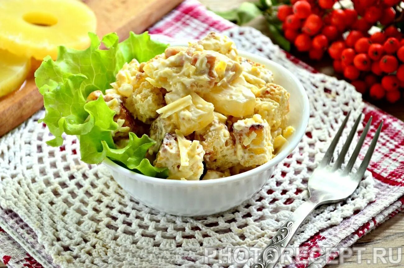 Салат куриный с ананасом рецепт. Салат с блинами и курицей. салат блинный с курицей. блинный салат с куриной грудкой. салат с ананасом и куриной грудкой.