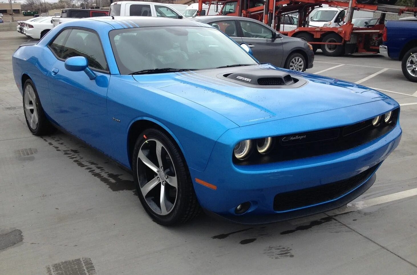 Dodge синий. Dodge challenger 2018. Додж челленджер голубой. Dodge challenger 2018 hellcat. Додж челленджер голубой.