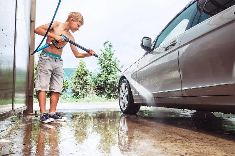 Мыть машину холодной водой. Подросток моет машину. Мальчик моет машину. Дедушка моет машину. Моющая машина облила на скамейке.