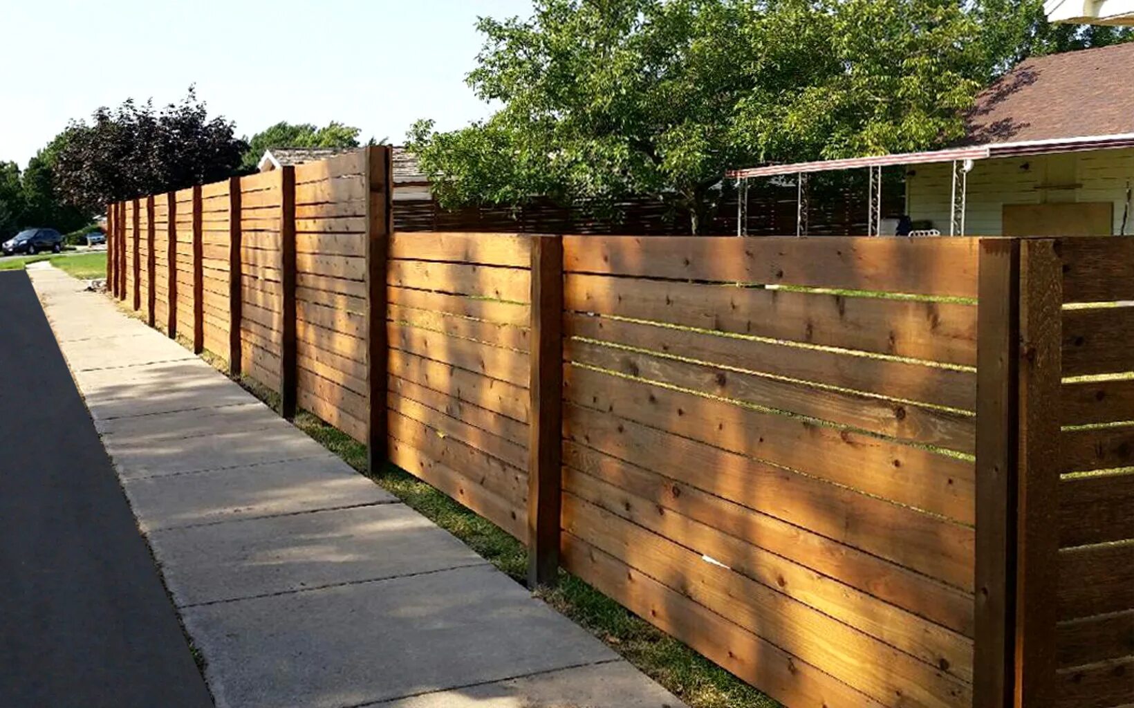 Заборы для дома своими руками фото. Планкен лиственница забор. Необычный деревянный забор. Забор деревянный горизонтальный. Современный деревянный забор.