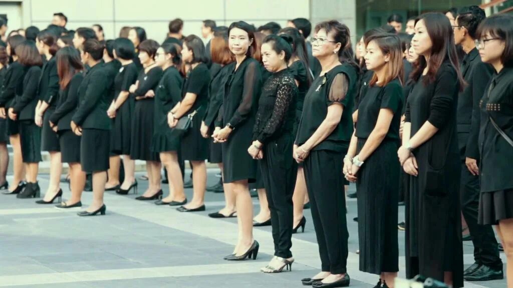 Сонник много людей. Черная толпа. Много людей в одинаковой одежде. Толпа в одинаковой одежде. Много людей в черной одежде.