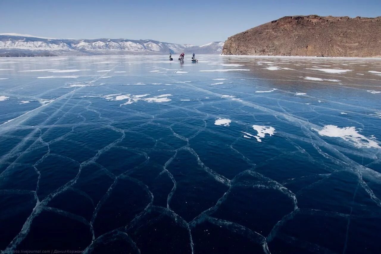 Озеро Байкал лед. Оз Байкал лед. Озеро Байкал зимой лед. Замерзшее озеро Байкал.