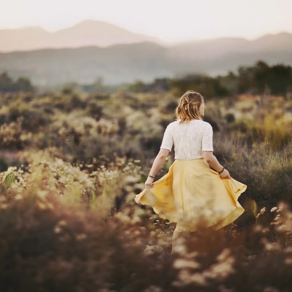 Полная женщина спиной. Женщина со спины. Девушка в поле. Девушка на природе со спины. Девушка в платье.