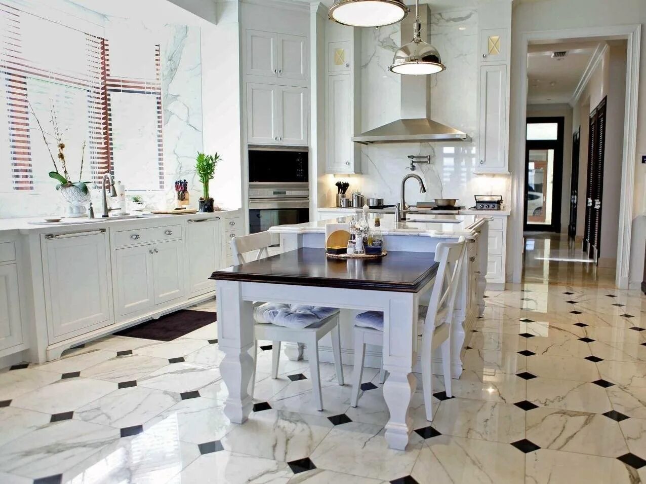 Какая плитка лучше для кухни. Метлахская плитка в интерьере кухни. Метлахская плитка на кухне пол. Кухни интерьер 2023 мраморная плитка. Напольная плитка для белой кухни.