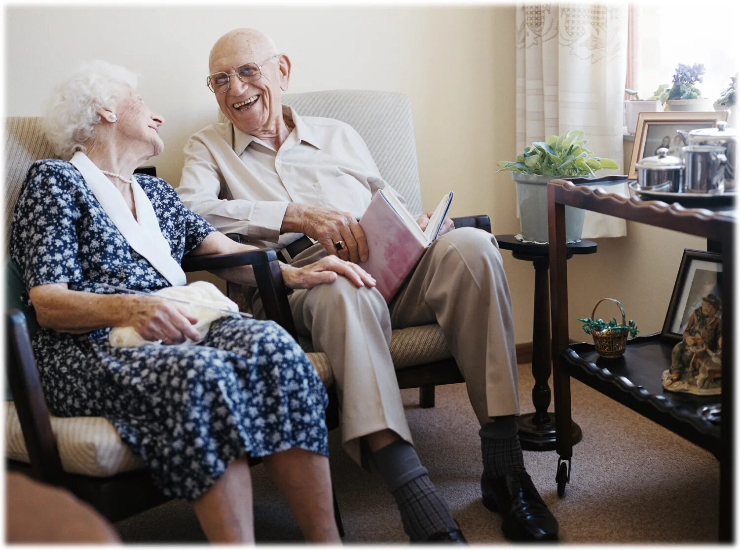 Пожилые люди. Пенсионеры дома. Пенсионеры в доме престарелых. Дом престарелых счастливые старики.