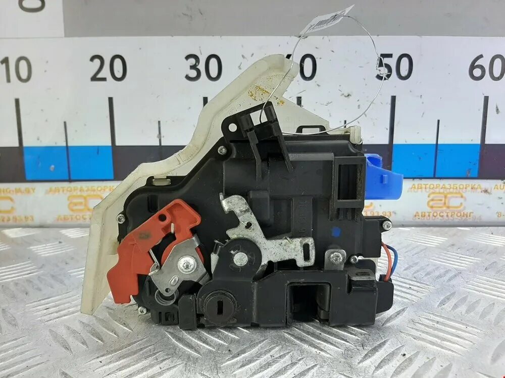 Форд фиеста 2006 замком двери. Замок передней левой двери пассат б3 артикул. Замок задней двери гольф 4. Замок задней двери левый. Инфинити фх35 устройство замка двери задней.