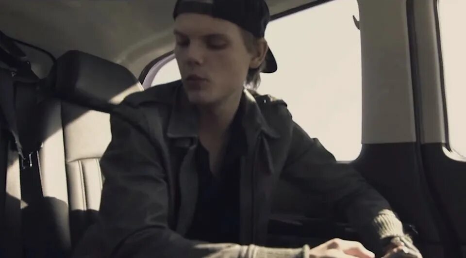 Что было в предсмертной записке avicii. Авичи шведский диджей похороны. Диджей avicii предсмертная записка. Авичи похороны родители. Авичи записка.