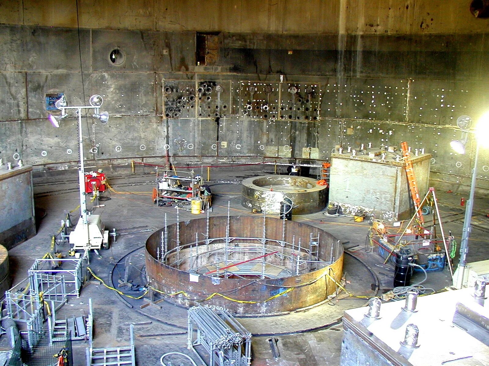 Реакторные установки аэс. Реакторный зал атомной станции. Реакторный зал АЭС. Реактор АДЭ-5. Контайнмент АЭС.