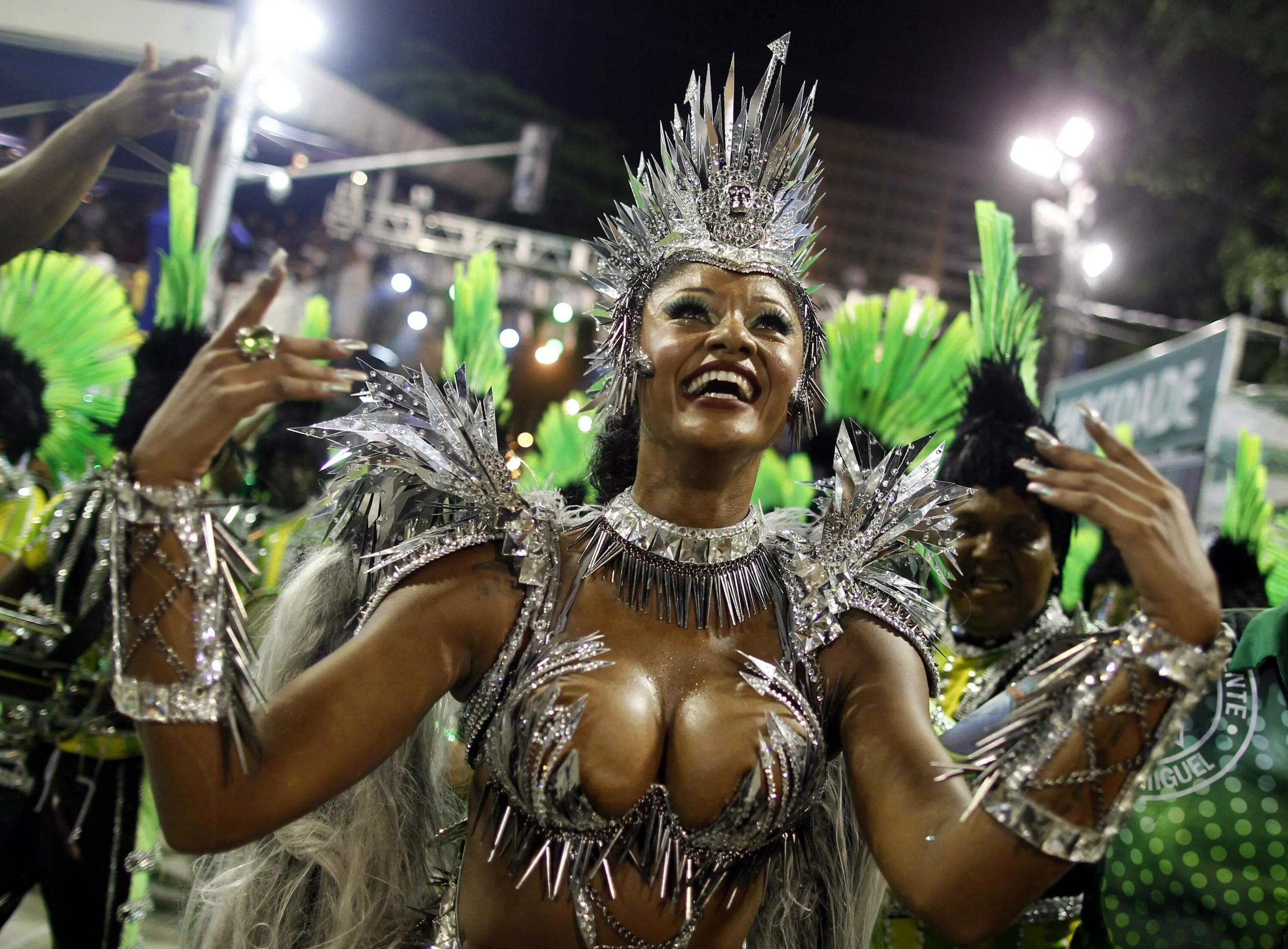 Бразильские фонки 1 час. Карнавал в Рио-де-Жанейро Бразилия. Карнавал в Бразилии. Бразильский карнавал Бразилия. Карнавал Рио в Бразилии.
