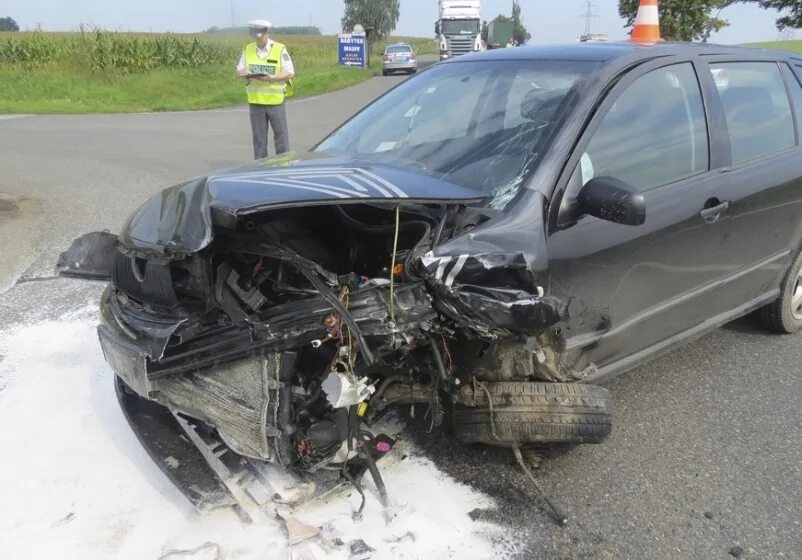 Шкода после дтп. Skoda rapid 2021 авария. Разбитая фабия. Разбитая шкода октавия а5 белая. Битый шкода рапид.