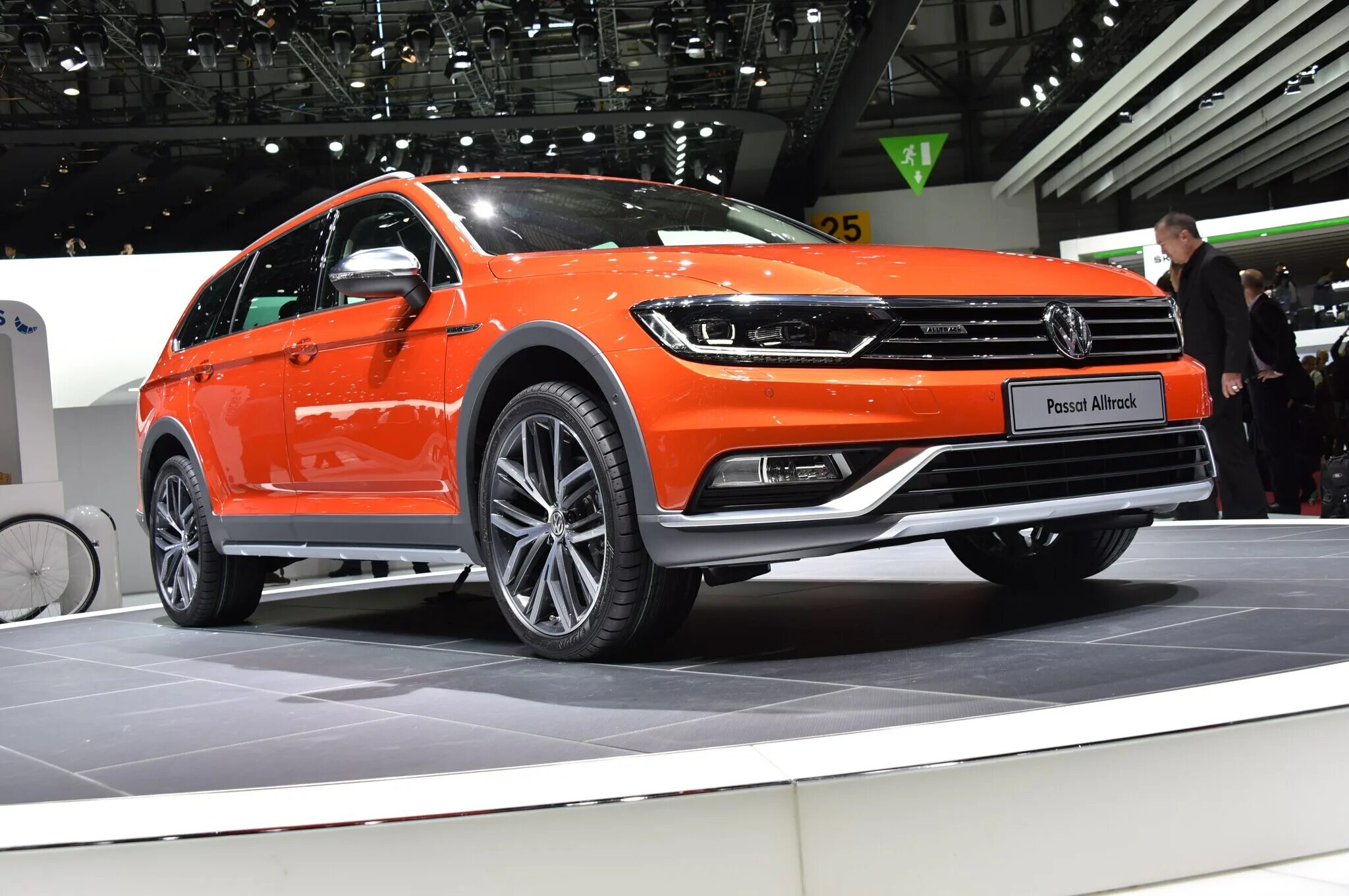 Фольксваген альтрек. Полноприводный Фольксваген Пассат Alltrack. Volkswagen Alltrack оранжевый. Фольксваген Пассат полноприводный универсал.