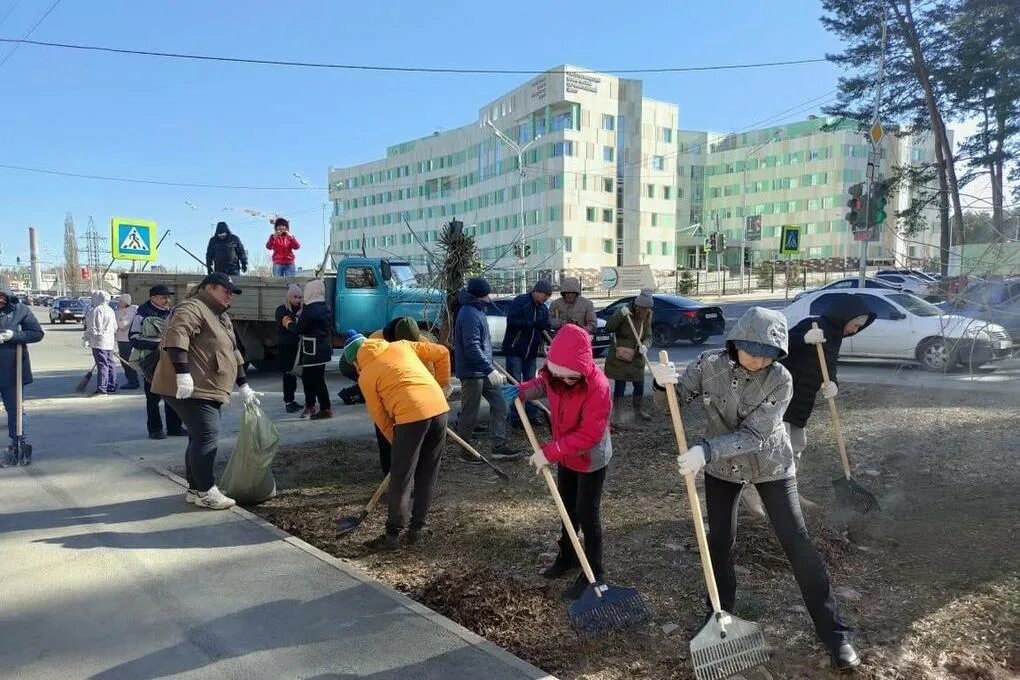 Люди выходят на субботники. Субботник в Уфе. Субботник в городе. Весенний субботник. Субботник 2023.