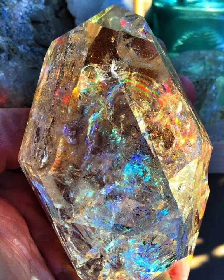 Алмазы какое ископаемое. Самоцветы минералы. Алмаз минерал необработанный. Алмаз Кристалл неграненый. Камень минерал РУМАНИТ.