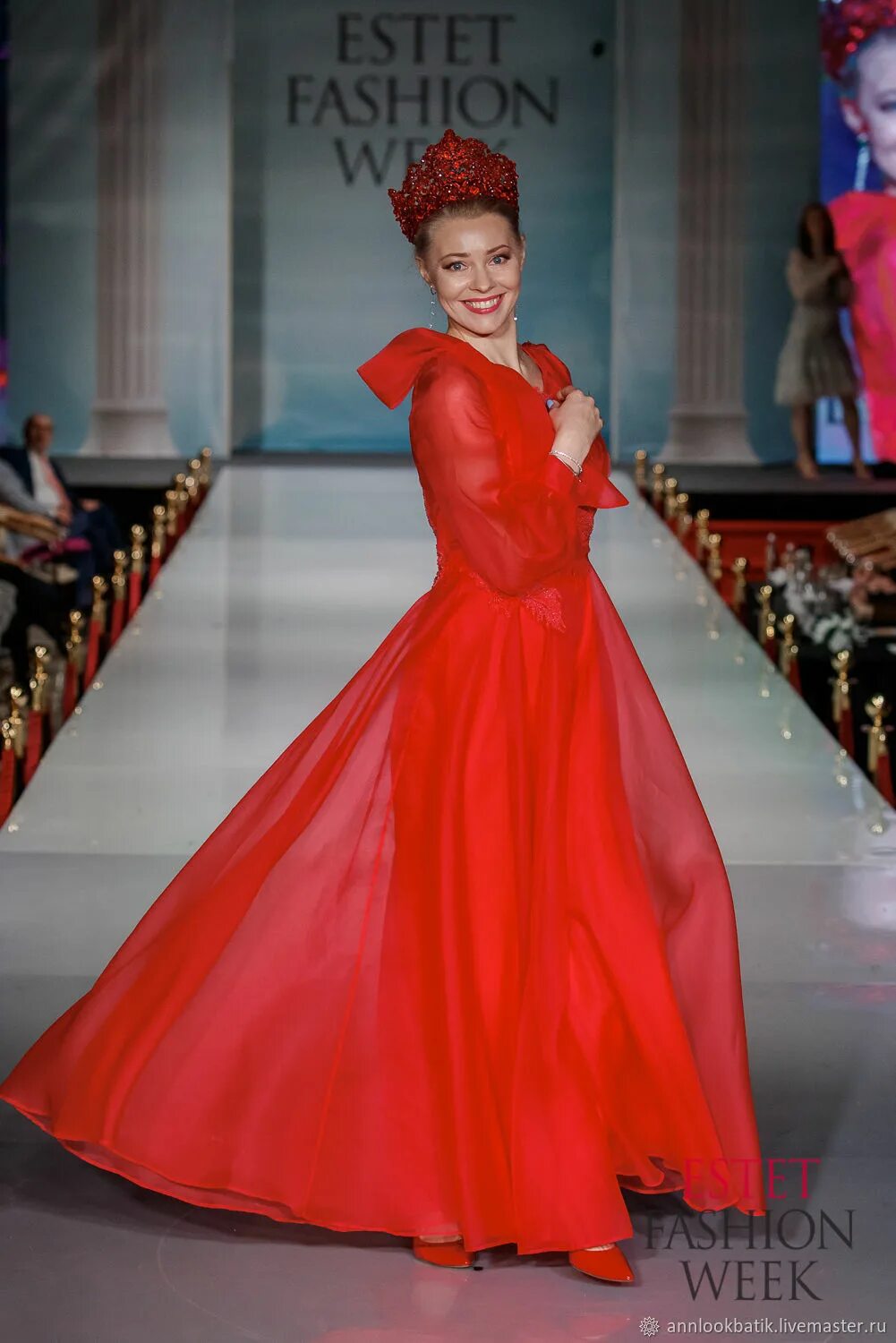 Эстет фэшн вик 2024. Шелковое красное платье с вышивкой. Красное шкоковое платье.