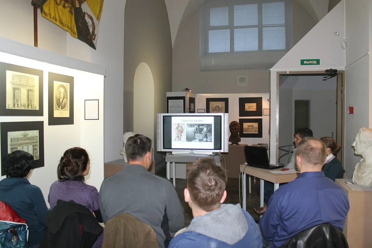 Нарвские ворота 1962. Нарвские триумфальные ворота музей. Нарвские триумфальные ворота санкт-петербург внутри. Нарвские триумфальные ворота музей. Нарвские триумфальные ворота музей.