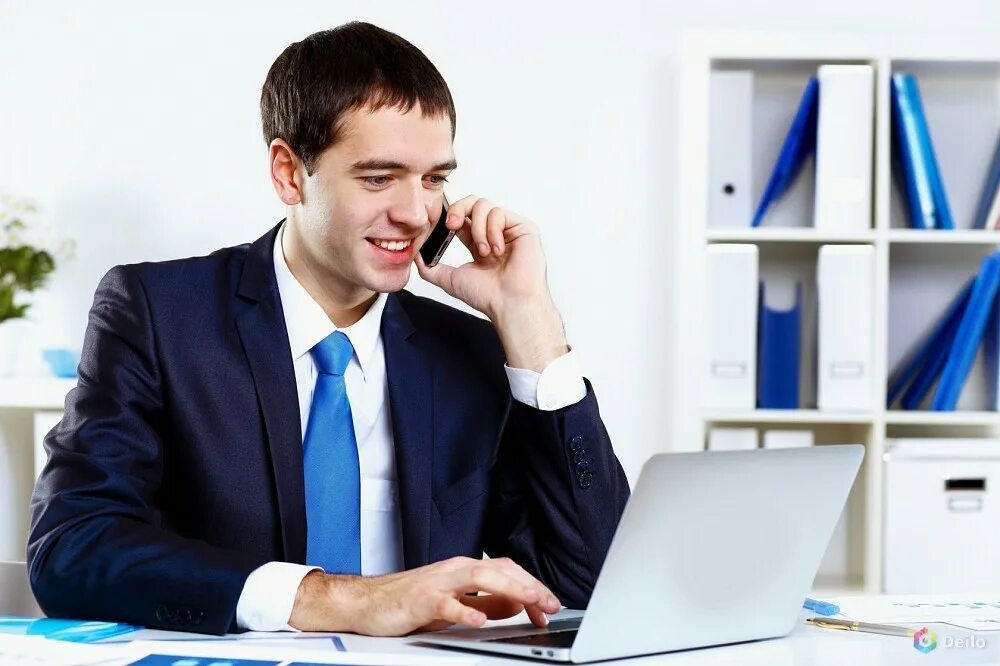 Ведущий менеджер по работе с клиентами. Офисный работник. Молодой бизнесмен. Офис с сотрудниками. Ведущий менеджер по работе с клиентами.