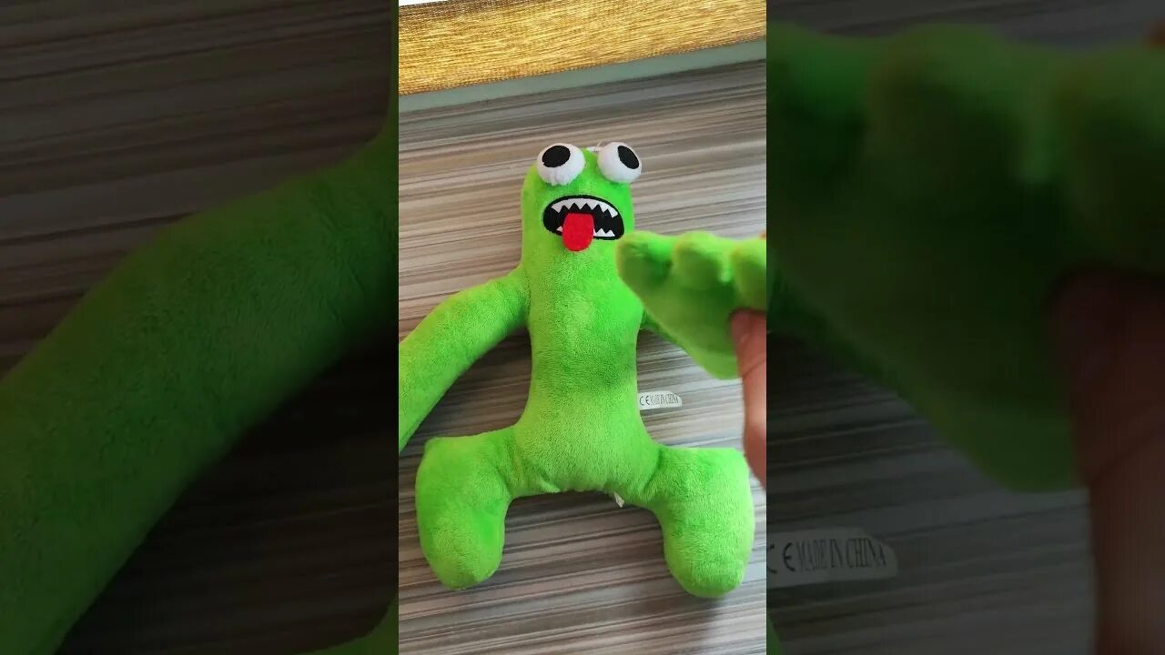 Roblox радужные друзья green. Грин из роблокса. Rainbow friends roblox зелёный. Зеленый персонаж из мультика. Грин раинбов френдс.