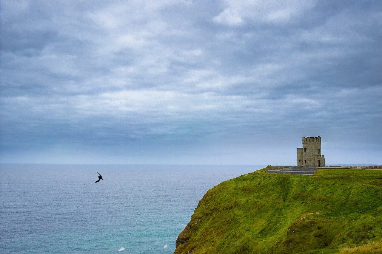 The isle in the irish sea. Ирландия утесы мохер башня. Донегальская бухта Ирландия. Cliffs of Moher Ирландия шторм. Утесы в Ирландии.