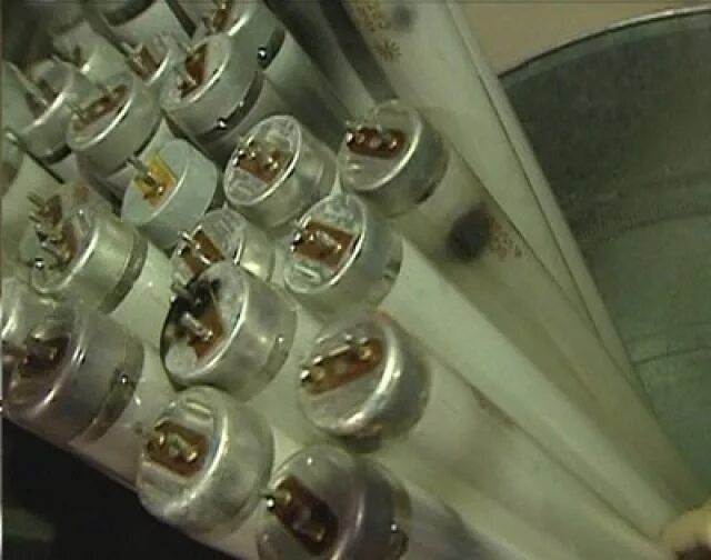 Пункт приема ламп. Где можно сдать люминесцентные лампы. Леруа мерлен утилизация люминесцентных ламп. Энергосберегающие лампы переработка. Сбор лампочек для утилизации объявление.