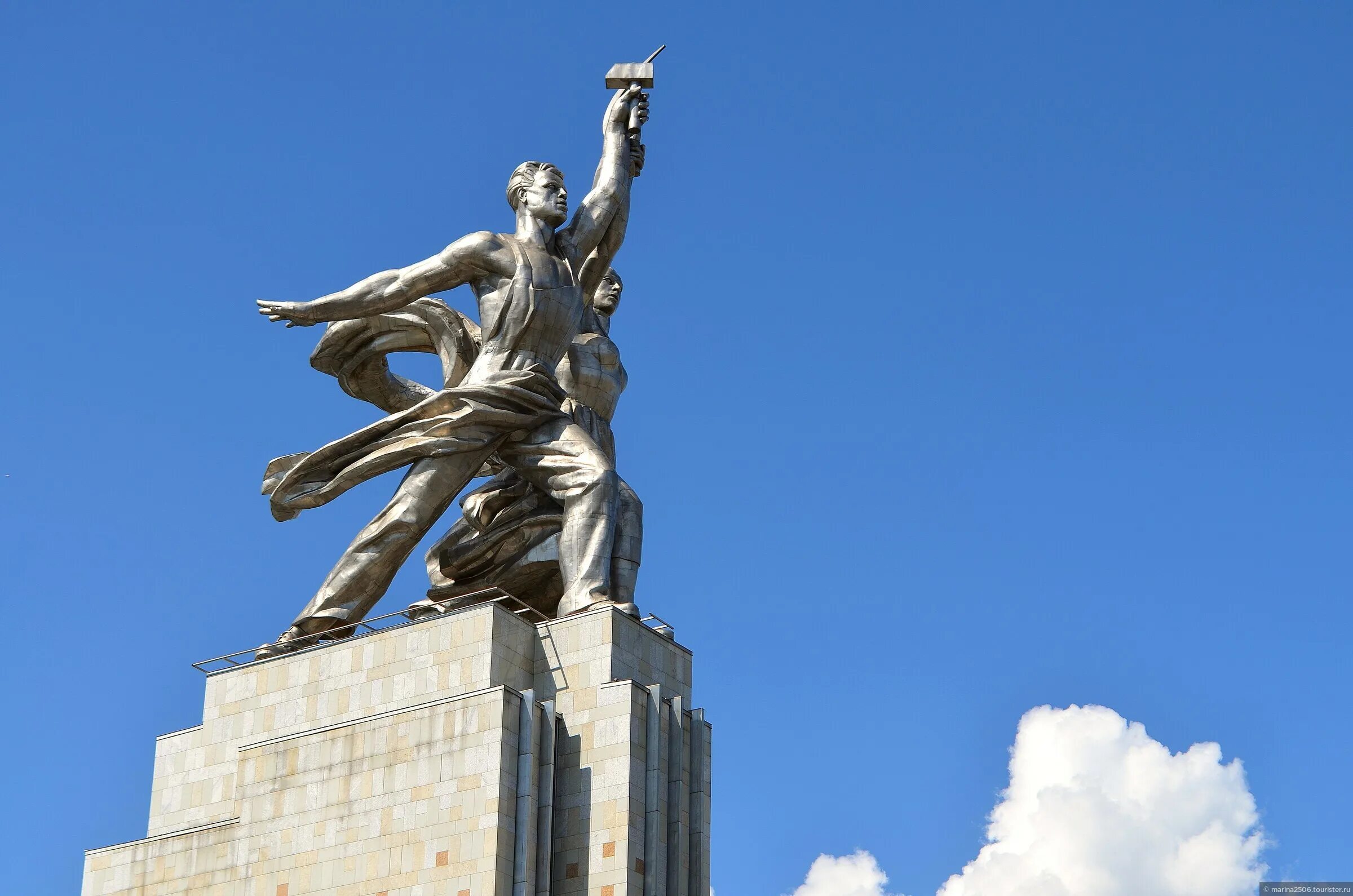 Российский достигнуть. Международный день скульптуры (International Sculpture Day). Международный день скульптуры 24 апреля. Памятник рабочий день. Открытки скульптур.