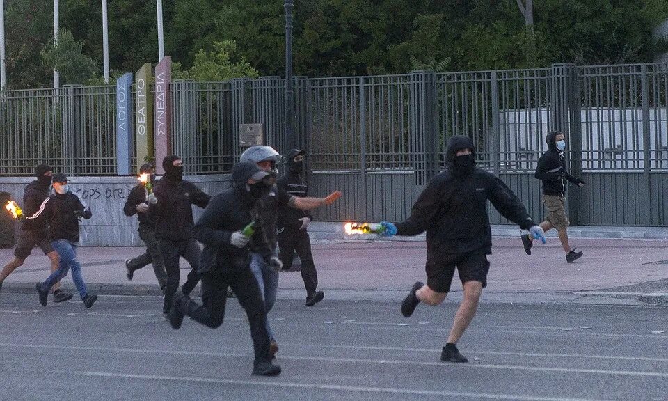 Беспорядки в городе после драки фанатов 8. Массовые беспорядки в мире.