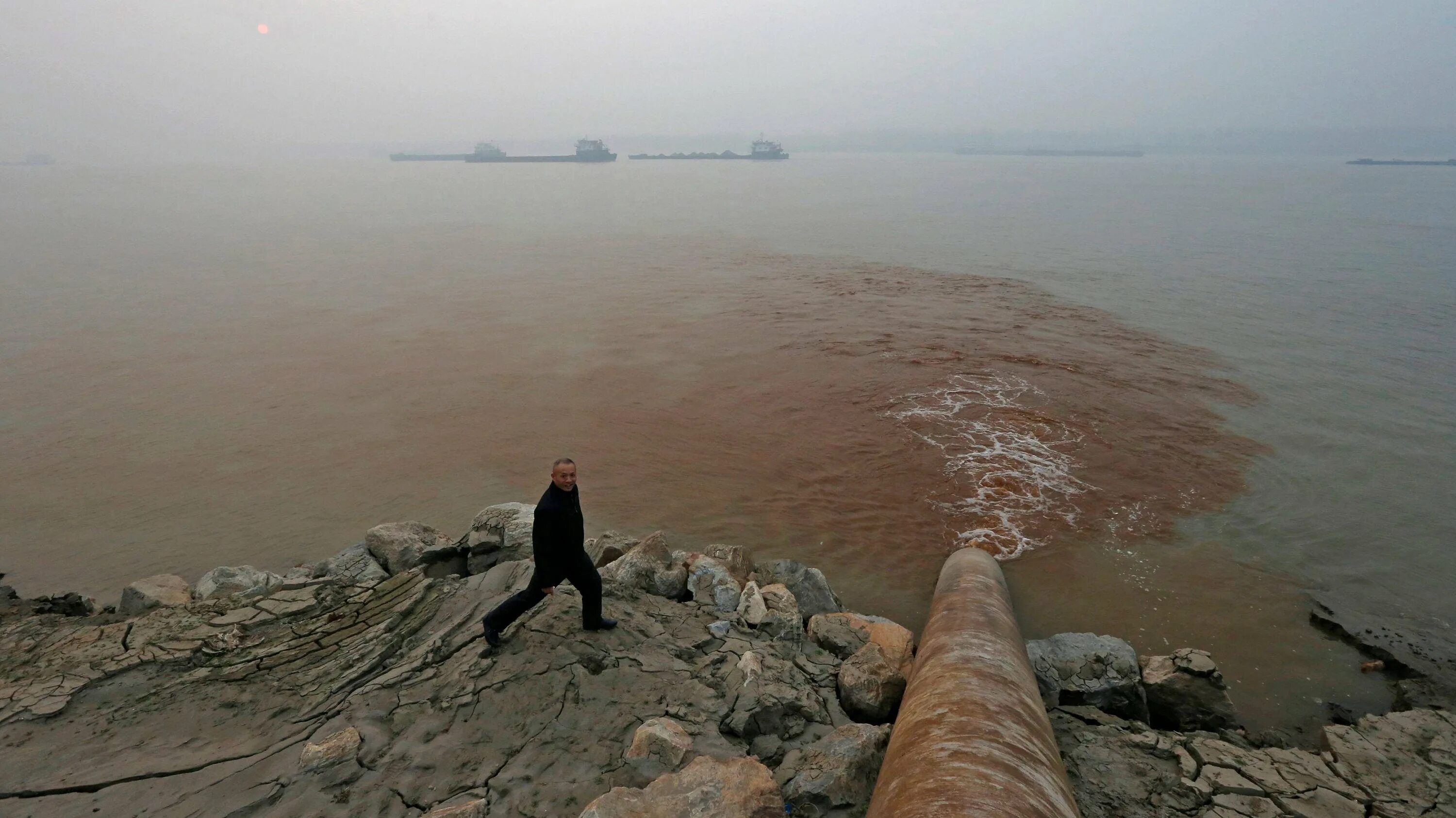 Вода в реке амур. Река Янцзы Китай загрязнение. Загрязнение реки Амур. Озеро Тай Китай загрязнение. Китай река Янцзы грязная.
