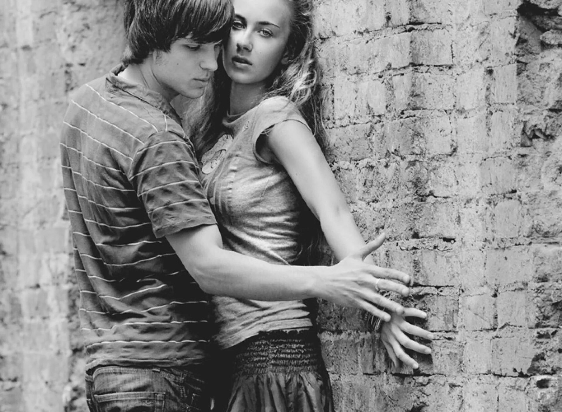 Отсосала в 14 лет. Подростковая влюбленность. Прижал к стене. Влюбленный подросток. Парень и девушка у стены.
