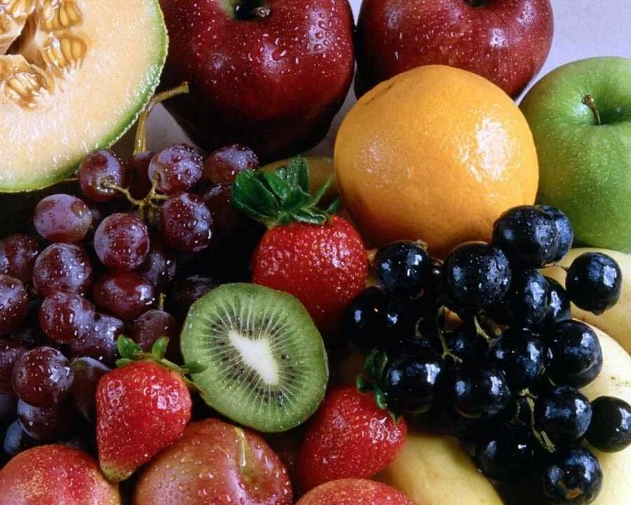 Different fruits. Овощи и фрукты. Фрукт на э. Смесь фруктов. Фрукты на светлом фоне.