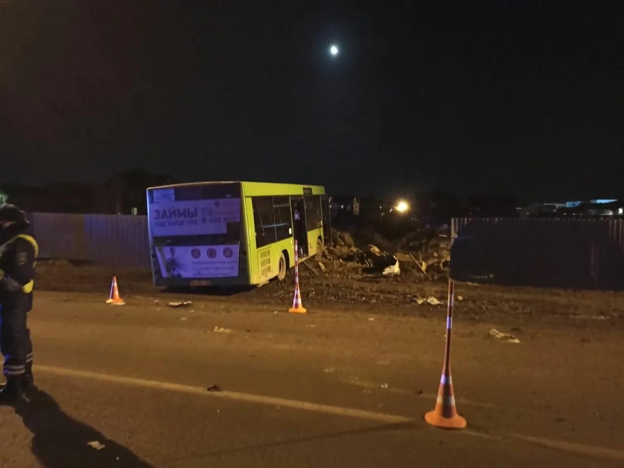 Авария в тюмени вчера на лесобазе. Авария на шигонском мосту 25 марта. Дтп с автобусом за сутки. Авария с автобусом в скопинском районе рязанской области. Автобус мосгортранс авария.