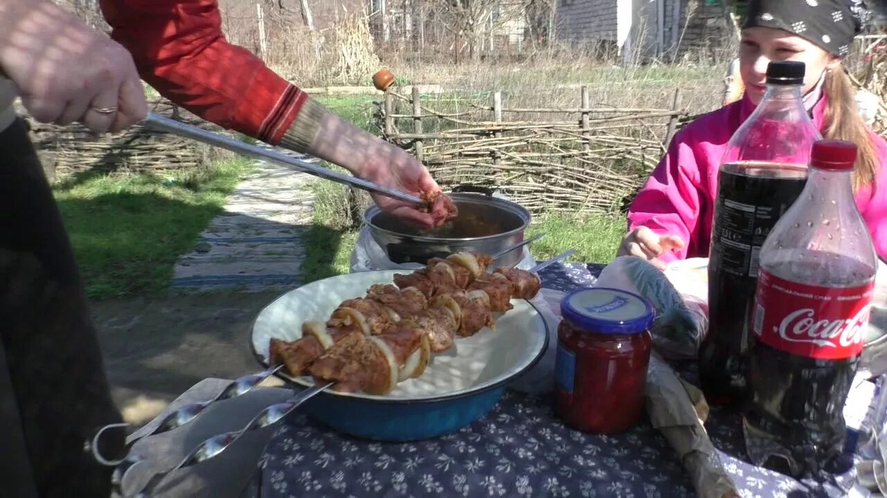 Можно ли жарить шашлык на пасху. Шашлыки на пахсе. шашлык на пасху. домашние шашлик на дача. деревня шашлыки на пасху.