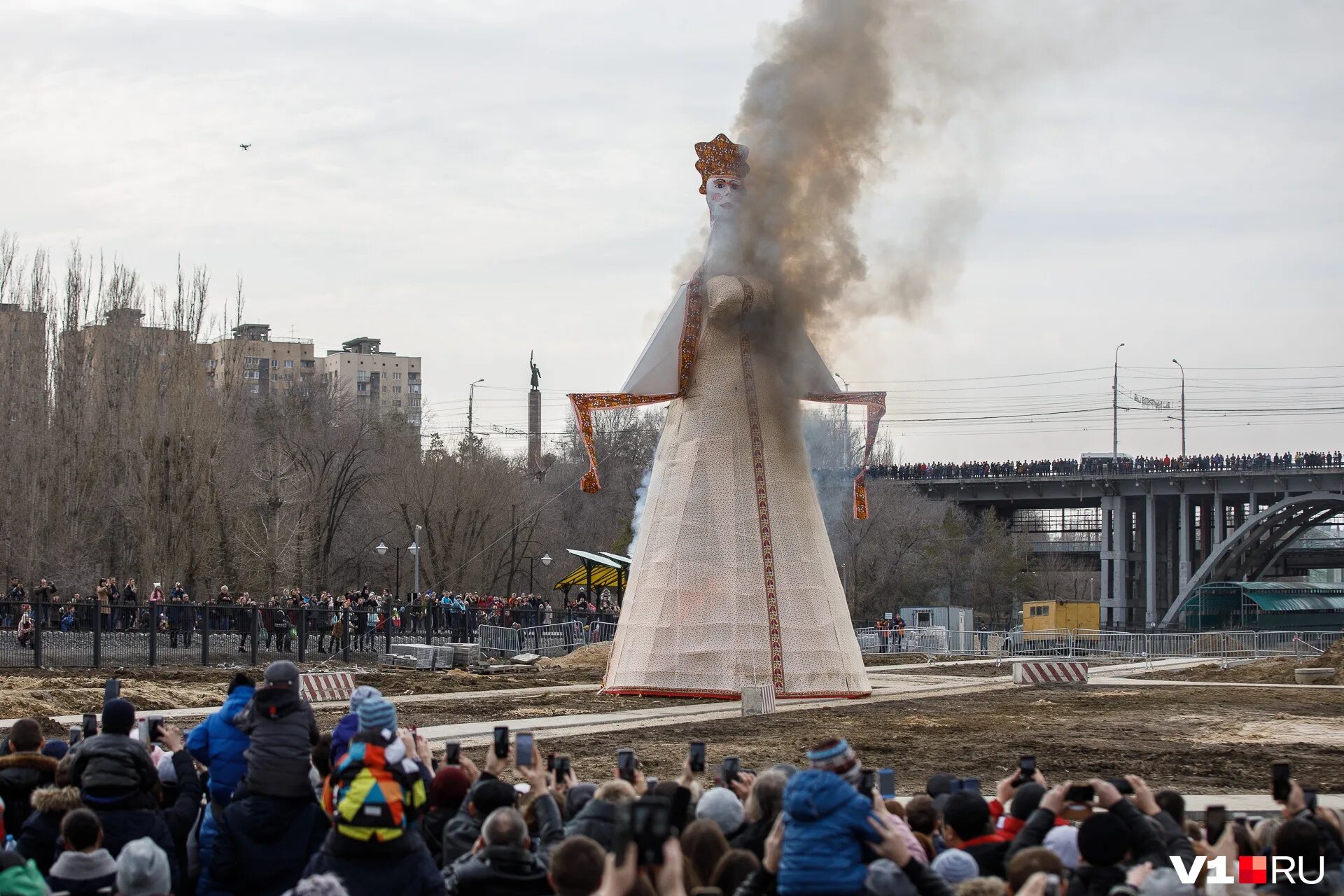 Сжигание чучела тюмень. Масленица в ЦПКИО 2024 Волгоград. Масленица в Волгограде 2021 чучело. Масленица ЦПКИО Волгоград. Гуляния в ЦПКИО Волгоград 26 февраля.