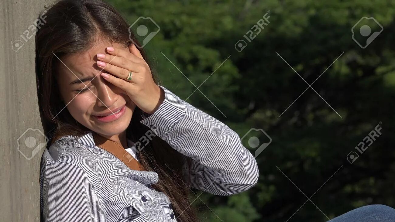 Маленькая девочка плачет. Заплаканная девушка подросток. 16 летняя девушка плачет. Плачет плачет девочка тихо. Вцепилась в волосы и рыдает.