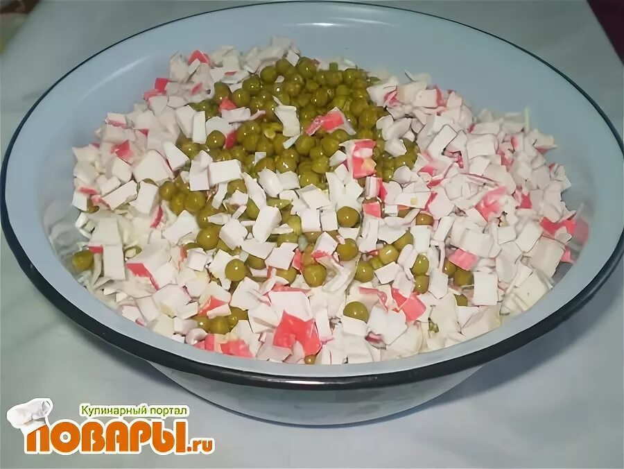 салат капуста горох. салат с крабовыми палочками и капустой. салат пекинская капуста кукуруза майонез. капуста горошек крабовые палочки. салат с крабовыми палочками кукурузой пекинской капустой огурцом.