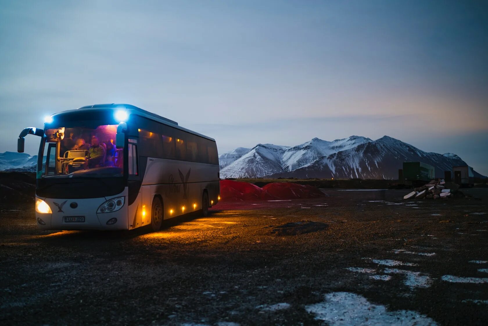 Автобус едет в горы. Автобус. Красивый автобус. Автобусный тур. Туристический автобус в горах.